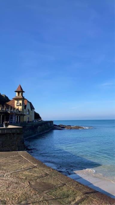 Les Corsaires